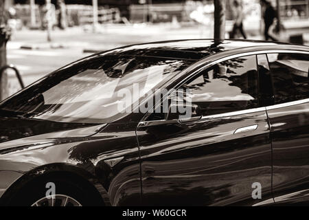 Strasburgo, Francia - 19 Maggio 2016: Dettaglio di lusso moderno Tesla Model S 90D supercar elettrica nel bel colore azzurro parcheggiato sulla strada francese immagine in bianco e nero Foto Stock