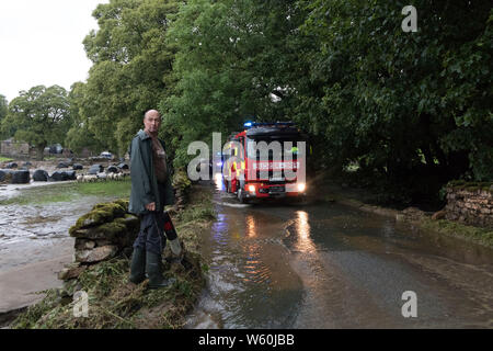 Holme Farm, Arkengarthdale, North Yorkshire Regno Unito. Il 30 luglio 2019. Regno Unito Meteo. Scene di devastazione come pioggia torrenziale provoca inondazioni che hanno attraversato Holme Farm in Arkengarthdale danneggiando edifici e di balayage alcuni animali di distanza. Nella vicina Swaledale un ponte anche crollata. Credito: David Forster/Alamy Live News Foto Stock