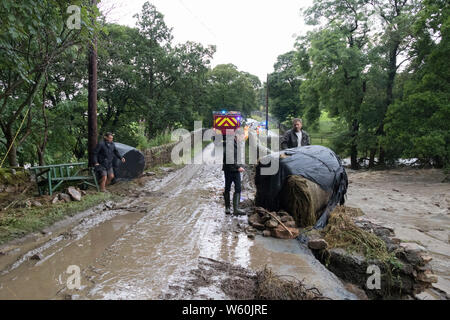 Holme Farm, Arkengarthdale, North Yorkshire Regno Unito. Il 30 luglio 2019. Regno Unito Meteo. Scene di devastazione come pioggia torrenziale provoca inondazioni che hanno attraversato Holme Farm in Arkengarthdale danneggiando edifici e di balayage alcuni animali di distanza. Nella vicina Swaledale un ponte anche crollata. Credito: David Forster/Alamy Live News Foto Stock