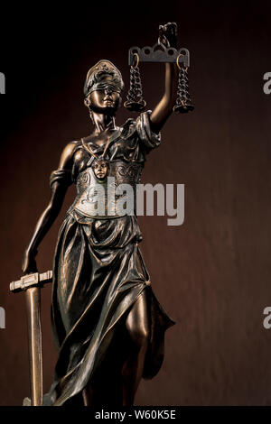 Themis statua Scale di giustizia legge Avvocato Concetto aziendale. - Immagine Foto Stock