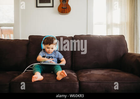 Ragazzo giovane imparare con la compressa a casa Foto Stock