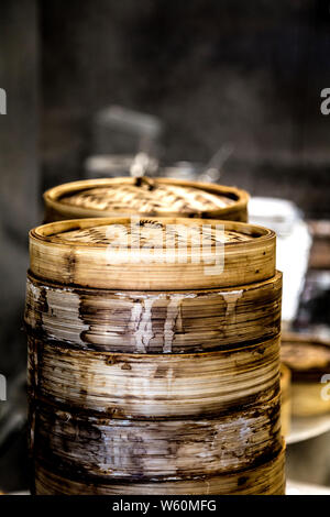 Vaporizzatori di bambù al Baozi Inn cinese il cibo di strada in stallo, Market Hall Victoria, London, Regno Unito Foto Stock