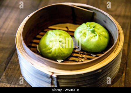 Green baozi gnocchi di patate al vapore a Baozi Inn, Market Hall Victoria, London, Regno Unito Foto Stock