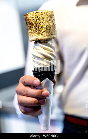 Gelato morbido con marshmallow bruciato alla Soft serve Society, Market Hall Victoria, Londra, UK Foto Stock