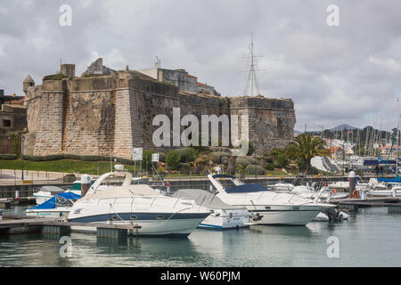 Le imbarcazioni private / yacht ormeggiati dalle antiche mura fortificate della cittadella di Cascais all'uomo reso porto di Marina di Cascais, Cascais, Portogallo Foto Stock