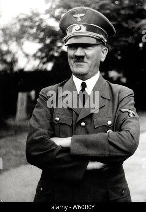 Eva Braun Collection (devet) - Adolf Hitler in piedi all'aperto ca. fine del 1930 o all'inizio del 1940 Foto Stock