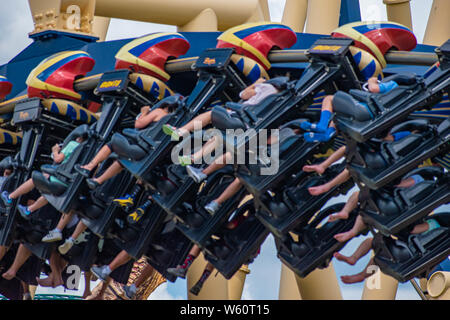 Baia di Tampa, Florida. Luglio 12, 2019. Persone e gode di fantastiche Montu rollercoaster al Busch Gardens Foto Stock