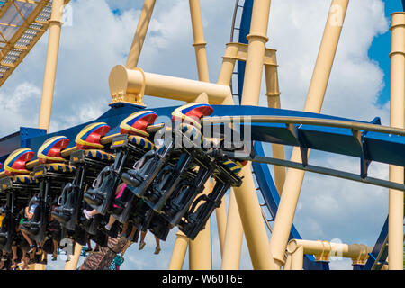 Baia di Tampa, Florida. Luglio 12, 2019. Persone avendo divertimento incredibile Montu rollercoaster al Busch Gardens Foto Stock