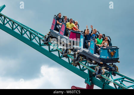 Baia di Tampa, Florida. Luglio 12, 2019. Persone che urlavano in sorprendente Cobras maledizione rollercoaster al Busch Gardens Foto Stock