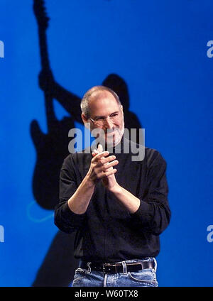 Apple co-fondatore e CEO Steve Jobs (1955-2011) sul palco per annunciare la speciale U2 20GB modello di iPod al California Theatre di San Jose, CA. Posti di lavoro è stato spinto fuori della società che lui stesso ha contribuito a creare nel 1985 solo per essere portati indietro come l incarico di Chief Executive Officer ad interim in 1996. I lavori restituiti ad Apple come azienda era vicino al fallimento. Posti di lavoro è morto il 5 ottobre 2011 e la società ha contribuito a creare, Apple è diventata la più grande azienda di tecnologia in tutto il mondo. I lavori indossava inoltre la sua firma turtleneck nero maglione e jeans blu. Foto Stock