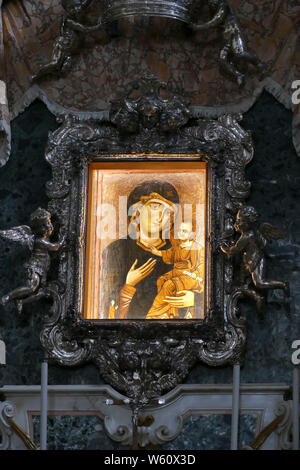 MONOPOLI, Italia - Apr 11, 2019 - Icona della Madonna e Bambino, Basilica Cattedrale della Madonna della Madia, Monopoli, Puglia, Italia Foto Stock
