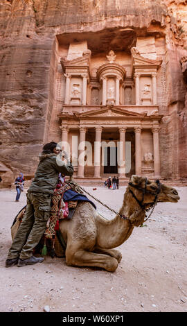 Petra, Giordania - 2019-04-21 - cammelli riposo nella parte anteriore del Treasurary in Petra, in attesa di un pagato Ride. Foto Stock