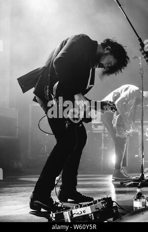 Gang di giovani effettuando al Enmore Theatre, a Sydney il 29 novembre 2018. Foto Stock