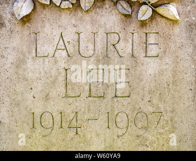 La lastra tombale dell'ultimo luogo di riposo di Laurie Lee, il cui libro il sidro di mele con Rosie è una descrizione di crescente fino al villaggio di Slad. Foto Stock