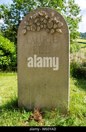 La lastra tombale dell'ultimo luogo di riposo di Laurie Lee, il cui libro il sidro di mele con Rosie è una descrizione di crescente fino al villaggio di Slad. Foto Stock
