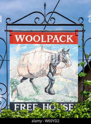 Il Woolpack pub in Slad, Gloucestershire, England, Regno Unito, un piccolo pub tradizionale famoso per la sua associazione permanente con il poeta Laurie Lee. Foto Stock