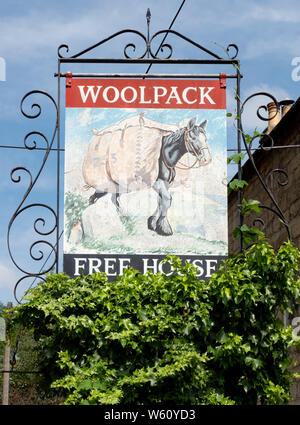 Il Woolpack pub in Slad, Gloucestershire, England, Regno Unito, un piccolo pub tradizionale famoso per la sua associazione permanente con il poeta Laurie Lee. Foto Stock