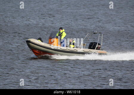 Mara, una rigida a scafo gommone, passando Greenock East India porto sul Firth of Clyde. Foto Stock