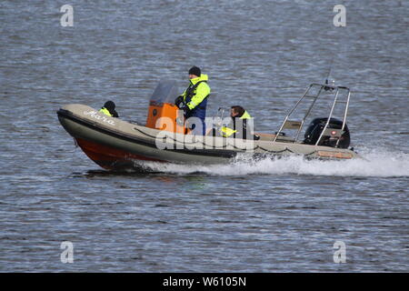 Mara, una rigida a scafo gommone, passando Greenock East India porto sul Firth of Clyde. Foto Stock