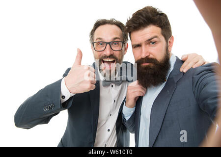 Prendere foto con business idolo. La gente di affari concetto. Conferenze di affari famoso diffusore. Selfie di amici di successo. Gli imprenditori tenendo selfie insieme. Gli uomini barbuti ragazzi abiti formali. Foto Stock