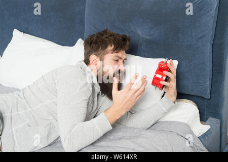 Fasi di sonno. Cattura fino a perdere il sonno durante il fine settimana. Risveglio mattutino. L'uomo sveglio infelice con sveglia squilla. Anche se si sono addormentati potreste svegliarvi con la sensazione che non ha sonno a tutti. Foto Stock