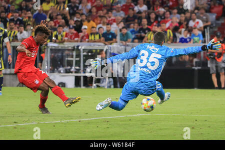 (190731) -- MONACO DI BAVIERA, luglio 31, 2019 (Xinhua) -- Kingsley Coman (L) del Bayern Monaco di Baviera germogli e punteggi durante un Audi Cup Semifinal match contro Fenerbahce SK della Turchia a Monaco di Baviera, Germania, il 30 luglio 2019. Il Bayern Monaco ha vinto 6-1. (Foto di Philippe Ruiz/Xinhua) Foto Stock