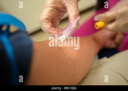 Un Phlebotomist getting il sangue da un paziente per le prove di laboratorio. Foto Stock