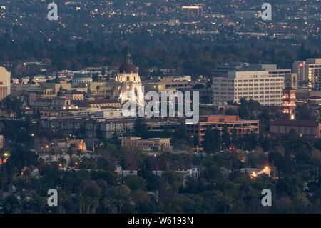 Vista dall'alto di Pasadena in California. Il Landmark Pasadena City Hall e Sant'Andrea Chiesa cattolica sono mostrati nella terra di mezzo. Foto Stock