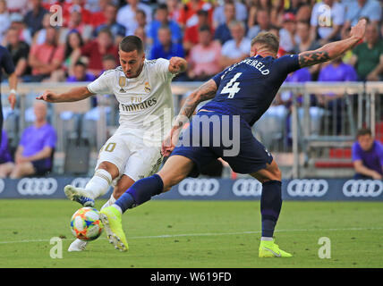 (190731) -- MONACO DI BAVIERA, luglio 31, 2019 (Xinhua) -- Eden Hazard (L) del Real Madrid prende un colpo sotto la difesa da Toby Alderweireld del Tottenham Hotspur durante la loro Audi Cup Semifinal corrispondono a Monaco di Baviera, Germania, il 30 luglio 2019. Il Real Madrid ha perso 0-1. (Foto di Philippe Ruiz/Xinhua) Foto Stock