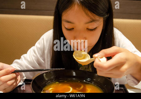 Ragazza asiatica mangiare ramen, il cibo giapponese Foto Stock