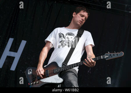 Lulworth, UK. 28 Luglio, 2019. Mark Hamilton, bassista chitarrista con la parte settentrionale di Irish indie rock band di cenere di eseguire dal vivo sul palco a Camp Bestival festival di famiglia in Lulworth, Dorset. Credito: SOPA Immagini limitata/Alamy Live News Foto Stock