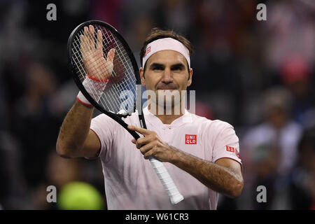 Roger Federer celebra dopo aver sconfitto il russo Daniil Medvedev della Russia nella loro seconda partita degli uomini singoli durante il Rolex Sh Foto Stock