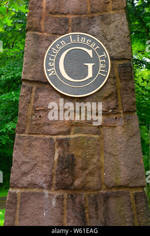 Sentiero monumento lungo Quinnipiac River Gorge Trail, Meriden sentiero lineare, Meriden, Connecticut Foto Stock