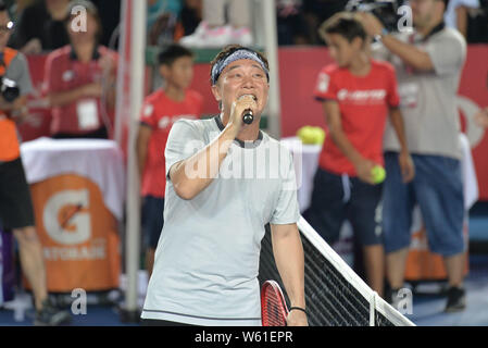 Hong Kong cantante Eason Chan canta ad una celebrità match di esibizione durante il WTA Hong Kong Open di Tennis 2018 a Hong Kong, Cina, 9 ottobre 2018. Foto Stock