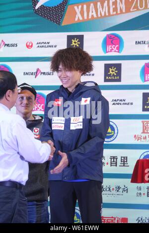 Yoshiyuki Ogata del Giappone assiste la cerimonia di consegna del premio per la stagione complessiva durante il 2018 la Federazione internazionale di arrampicata sportiva (IFSC) World Cup Foto Stock