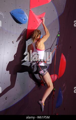 Janja Garnbret di Slovenia compete in donne di portare stagione partita finale durante il 2018 la Federazione internazionale di arrampicata sportiva (IFSC) World Cup Foto Stock