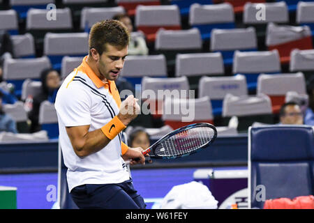 Borna Coric di Croazia celebra dopo il punteggio contro Juan Martin Del Potro di Argentina nel loro terzo round match di uomini singoli durante il Foto Stock