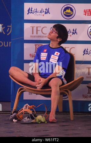 Hidemasa Nishida del Giappone è raffigurata nell'uomo portare stagione partita finale durante il 2018 la Federazione internazionale di arrampicata sportiva (IFSC) World Cup Foto Stock