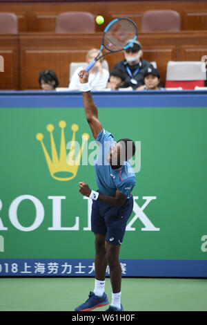 Gael Monfils di Francia restituisce un colpo di Stefanos Tsitsipas della Grecia in il loro match di primo turno degli uomini singoli durante la Rolex Master di Shanghai Foto Stock