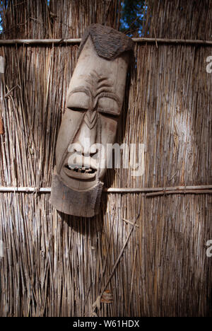 Maschera Africana sul Muro, Lilongwe, Malawi, Africa. Foto Stock