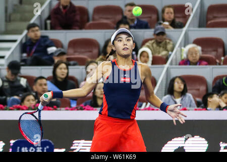 Wang Qiang della Cina restituisce un colpo a Caroline WOZNIACKI della Danimarca nella loro semifinale partita delle donne singoli durante il 2018 China Open tennis Foto Stock