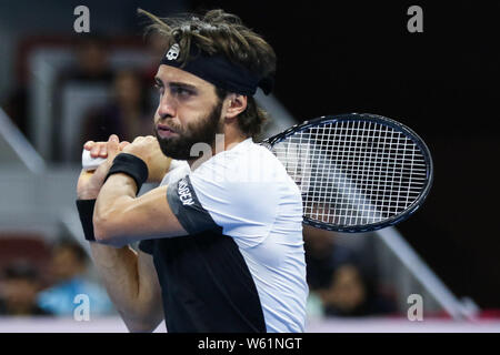 Nikoloz Basilashvili della Georgia restituisce un colpo a Juan Martin Del Potro di Argentina nella loro partita finale degli uomini singoli durante il 2018 la Cina o Foto Stock