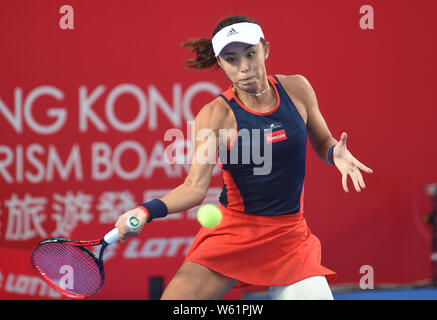 Wang Qiang della Cina restituisce un colpo a Zhang Ling di cinese di Hong Kong per il loro match di primo turno del singolare femminile durante il WTA Hong Kong Tenni Foto Stock