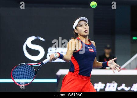 Wang Qiang della Cina restituisce un colpo a Caroline WOZNIACKI della Danimarca nella loro semifinale partita delle donne singoli durante il 2018 China Open tennis Foto Stock