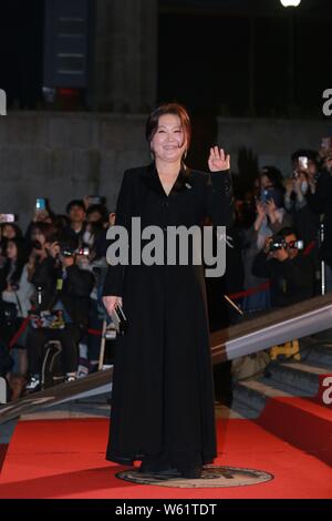 Sud attrice coreana Kim Hae-sook arriva sul tappeto rosso per la cerimonia di presentazione della 55th Daejong Film Awards, noto anche come il Gran bel Foto Stock