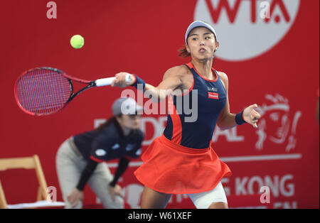 Wang Qiang della Cina restituisce un colpo a Zhang Ling di cinese di Hong Kong per il loro match di primo turno del singolare femminile durante il WTA Hong Kong Tenni Foto Stock