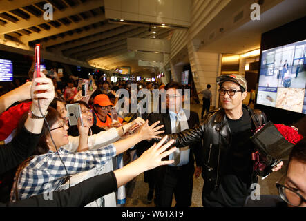 **TAIWAN OUT * * sud coreano attore Cha Seung-won interagisce con ventole dopo l'arrivo all'Aeroporto di Taipei, Taiwan, 13 ottobre 2018. Foto Stock