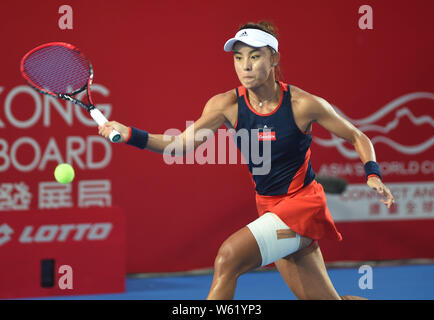 Wang Qiang della Cina restituisce un colpo a Zhang Ling di cinese di Hong Kong per il loro match di primo turno del singolare femminile durante il WTA Hong Kong Tenni Foto Stock