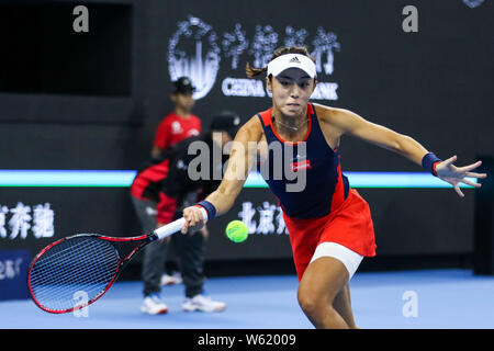 Wang Qiang della Cina restituisce un colpo a Caroline WOZNIACKI della Danimarca nella loro semifinale partita delle donne singoli durante il 2018 China Open tennis Foto Stock