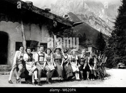 Eva Braun Collection (devet) - Didascalia originale: Besuch beim Film! Es wird gedreht 'der laufende Berg" (attori e attrici sul set del film in Germania ca. fine 1930 o inizio 1940) Foto Stock